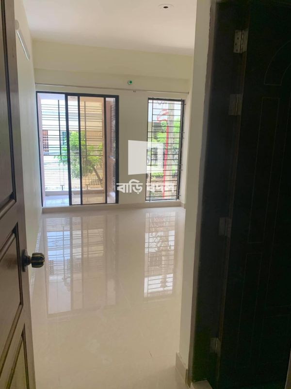 Flat rent in Dhaka বসুন্ধরা আবাসিক এলাকা, block A, road1 house 73. It is 5 min walking distance from Evercare hospital (Apollo)