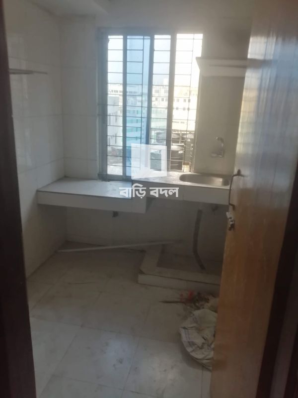 Sublet rent in Dhaka মহাখালী, মহাখালীর রসুলবাগে মেইন রোডের পাশেই একটি বিল্ডিংয়ের ৭ম তলায়