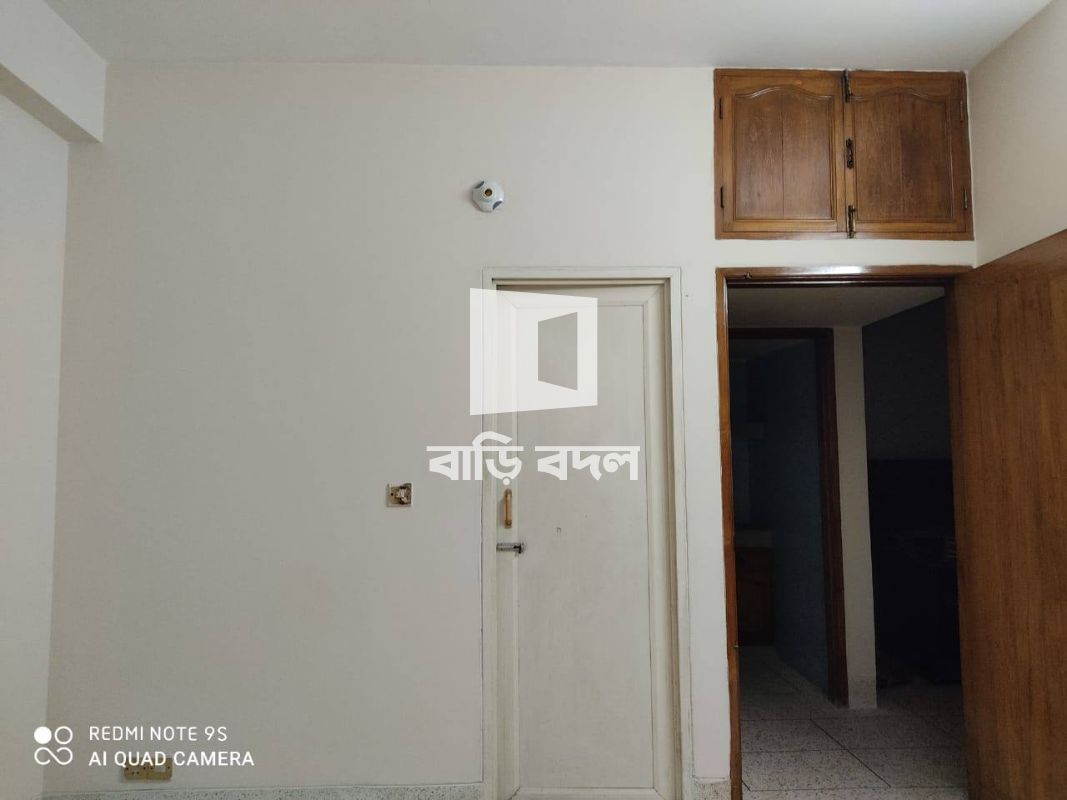 Flat rent in Dhaka ধানমন্ডি, House No: 98/3 , Lake Circus, Kalabagan,Dhanmondi
3 min walking distance from Kolabagan Bus Stand. 4 min walking distance from Square Hospital and Dhanmondi 32 Bus Stand.