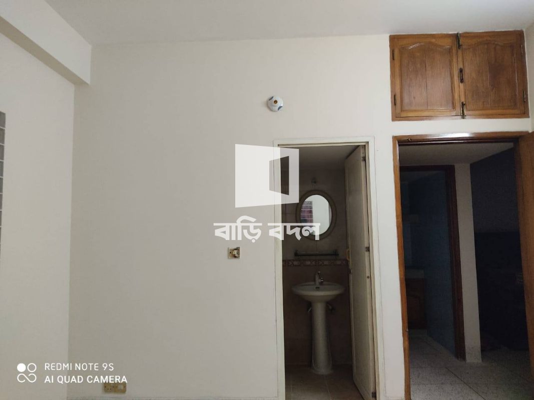 Flat rent in Dhaka ধানমন্ডি, House No: 98/3 , Lake Circus, Kalabagan,Dhanmondi
3 min walking distance from Kolabagan Bus Stand. 4 min walking distance from Square Hospital and Dhanmondi 32 Bus Stand.