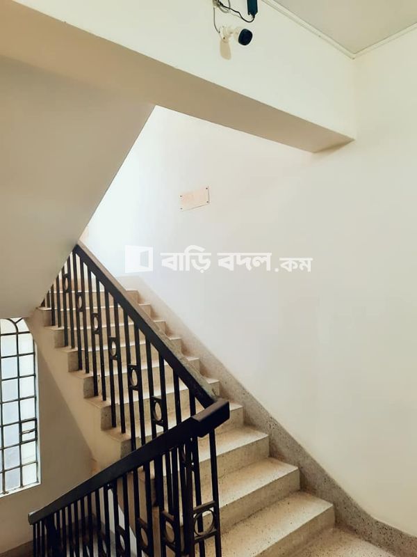Seat rent in Dhaka মালিবাগ, মৌচাক/ফরচুন শপিংমল এর বিপরীত পাশে, কোন গলিতে যেতে হয় না মেইন রাস্তায়।