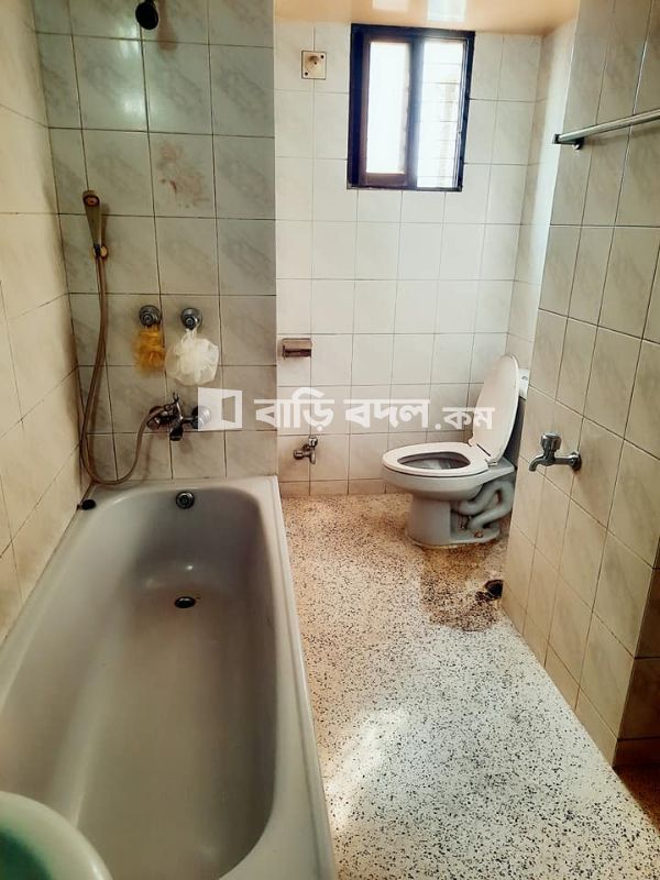 Seat rent in Dhaka মালিবাগ, মৌচাক/ফরচুন শপিংমল এর বিপরীত পাশে, কোন গলিতে যেতে হয় না মেইন রাস্তায়।
