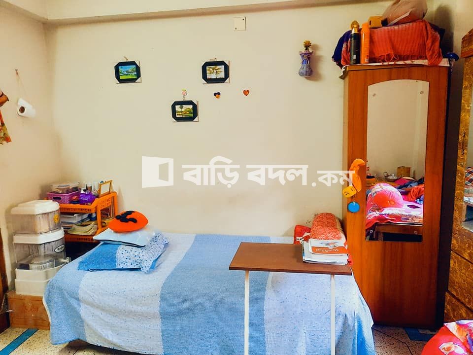 Seat rent in Dhaka মালিবাগ, মৌচাক/ফরচুন শপিংমল এর বিপরীত পাশে, কোন গলিতে যেতে হয় না মেইন রাস্তায়।