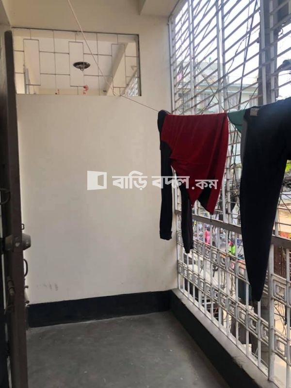 Flat rent in Dhaka মোহাম্মদপুর, জাকির হোসেন রোড মাঠের পাশের গলি, টাওনহল বাজার থেকে ১মিনিটের দুরত্ব (মাদার্স কিচেন রেস্টুরেন্ট এর গলি)